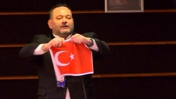 Son dakika... Türk bayrağını yırtan Yunan vekil hakkında soruşturma başlatıldı