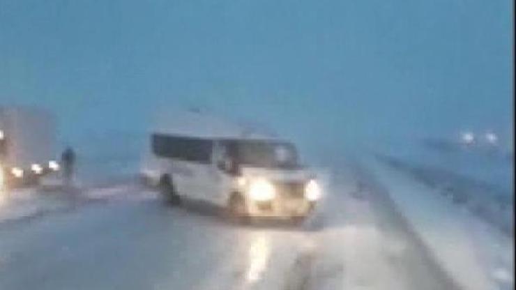 Konyada kar yağışı ve buzlanma ulaşımı etkiledi