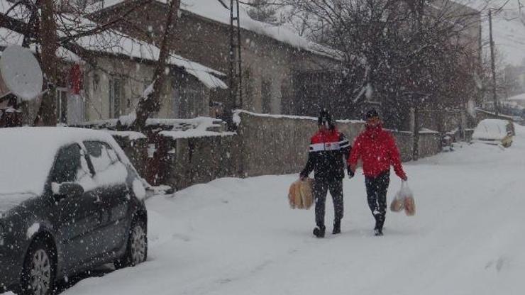 Bitlis’te 64 köy yolu kardan kapandı