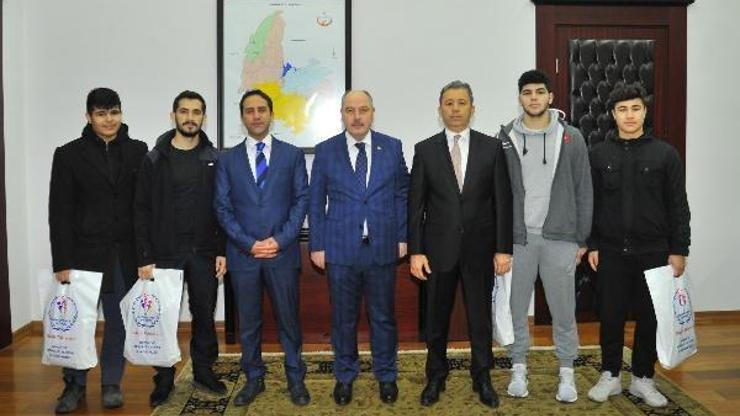 Vali Coşkundan başarılı judoculara hediye