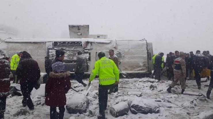 Erzincanda, buzlanan yolda otobüs yan yattı: 46 yolcu yaralı