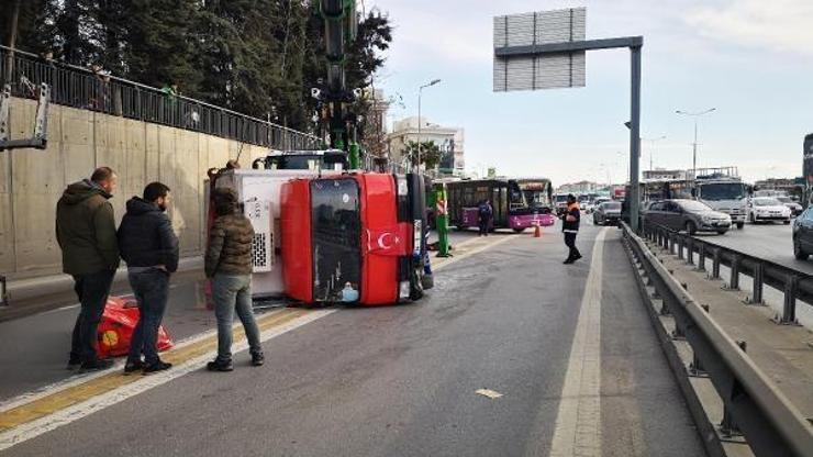 Kadıköyde kamyonet devrildi; trafik yoğunluğu oluştu