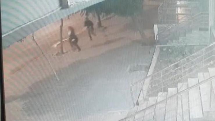Kapkaç anı güvenlik kamerasında