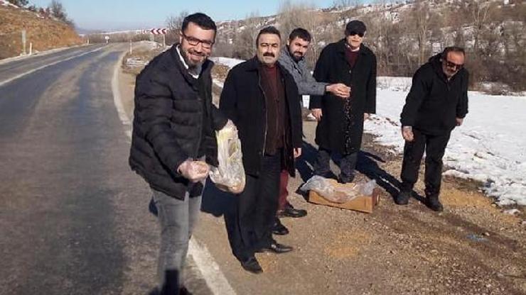 Muhtarlar, hayvanlar için doğaya yem bıraktı