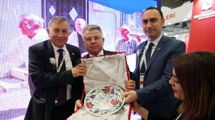Akay, Seyhan’ı tanıtmak için EMİTT’teydi