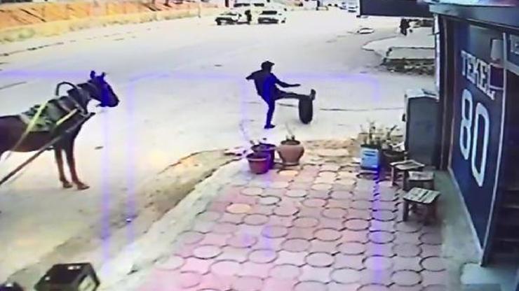 Otomobilden fırlayan lastiği durdurup, tehlikeyi önledi