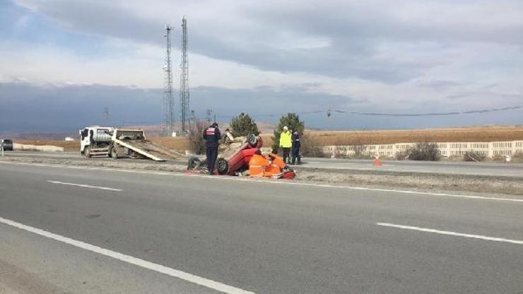 Otomobil su kanalına devrildi: 3 yaralı