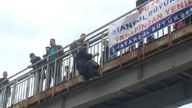 Üst geçitte intihar girişimi; emniyet müdürü ikna edip indirdi