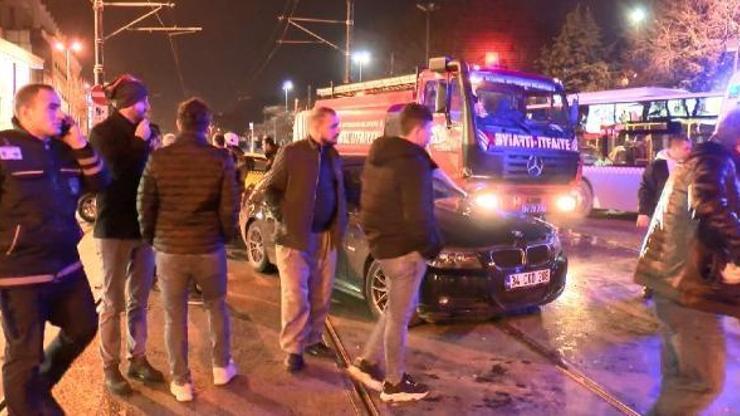 Beyazıtta tramvay yolunda itfaiye aracı otomobile çarptı; tramvay seferleri aksadı