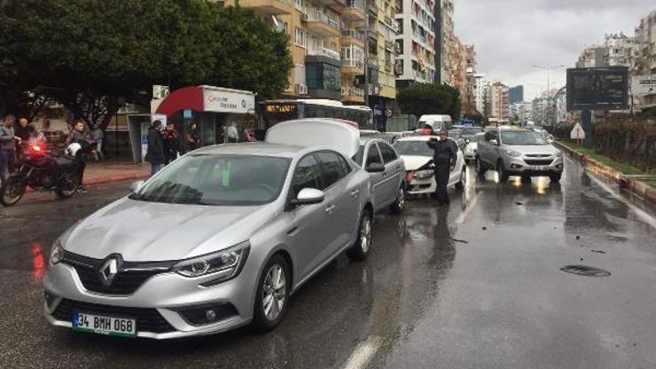 Kaygan yolda zincirleme kaza; 1 yaralı