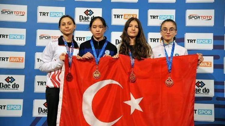 Büyükşehirli gençlerden iki madalya