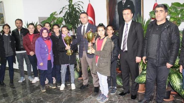 Şampiyon kızlardan Kaymakam Doğan’a ziyaret