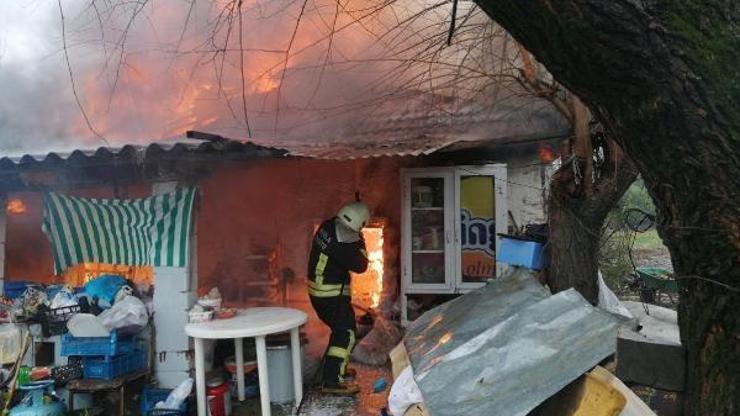 Elektrik kontağından çıkan yangında ev kullanılamaz hale geldi