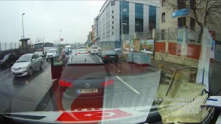 Hasta almaya giden ambulanstakilere saldırı girişimi kamerada