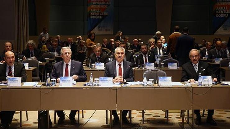 CHPli büyükşehir belediye başkanları Adanada toplandı