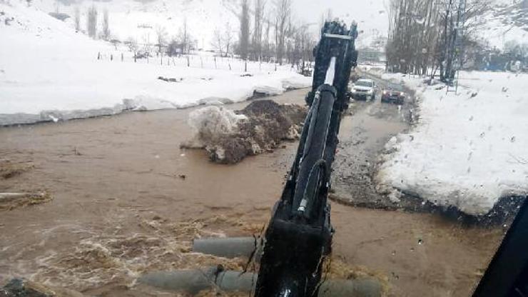 Fekede sel ve heyelan nedeniyle yollar ulaşıma kapandı