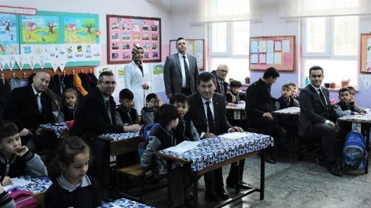 İlçe yöneticileri öğrencilerle derste