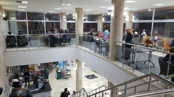 Elazığ Belediyesinin depremzedelere hizmeti sürüyor