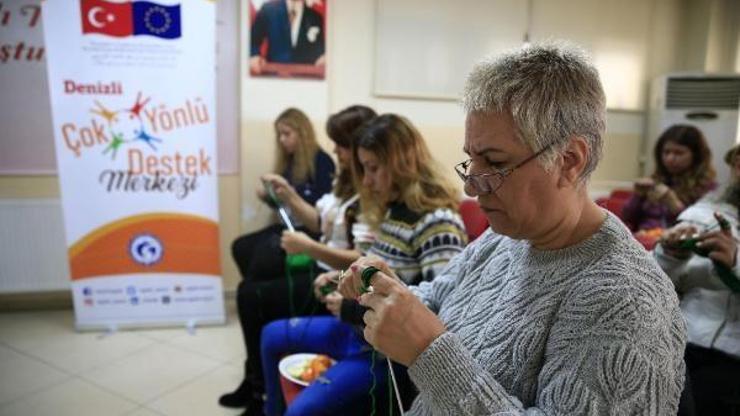 Depremzedeler için battaniye örüyorlar