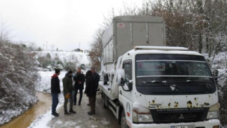 Çekmeköyde kamyonet su kanalına düştü