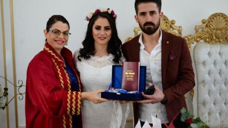 Sevgililer Gününde evlenen çiftlere kahve fincanı