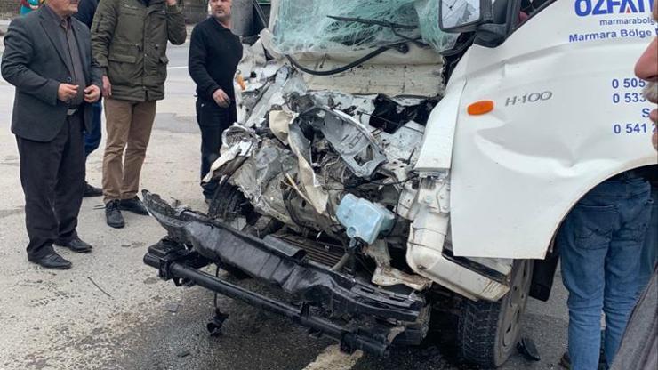 Kamyonet kırmızı ışıkta duran kamyona çarptı