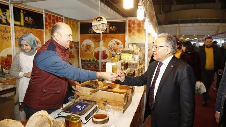 Başkan Büyükkılıç, yöresel ürünler fuarını ziyaret etti