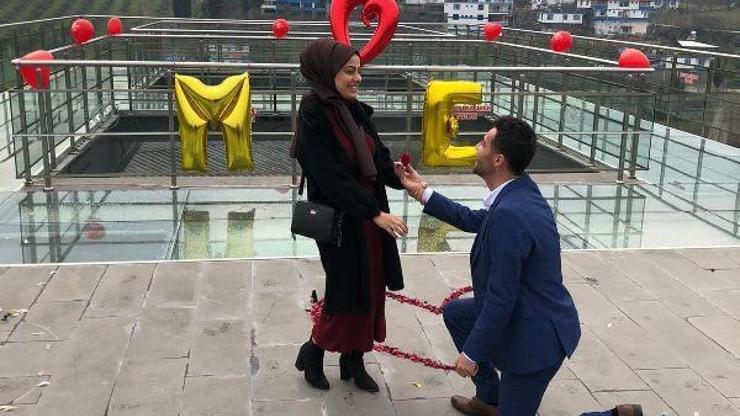 Altınözü Cam Terasta evlilik teklifi