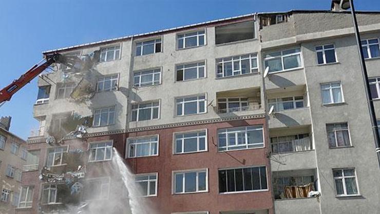 Bahçelievlerde riskli binaların yıkımı başladı