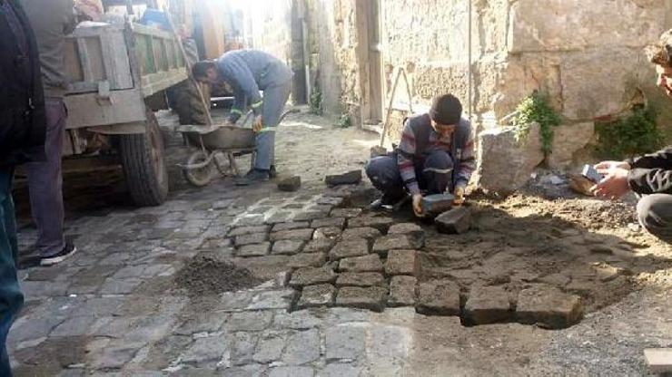 Belediye ekipleri bozulan yolları onarıyor