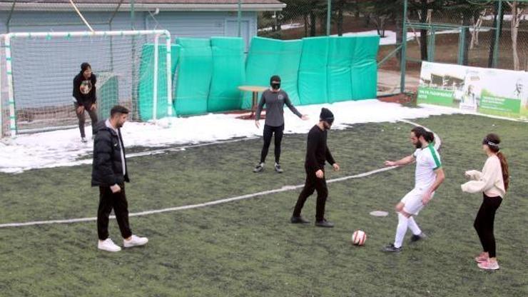 Gözlerini bağlayarak görme engellilerle maç yaptılar