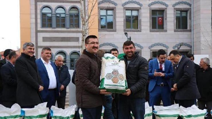 Çamardıda çiftçilere 2.5 ton tohum dağıtıldı