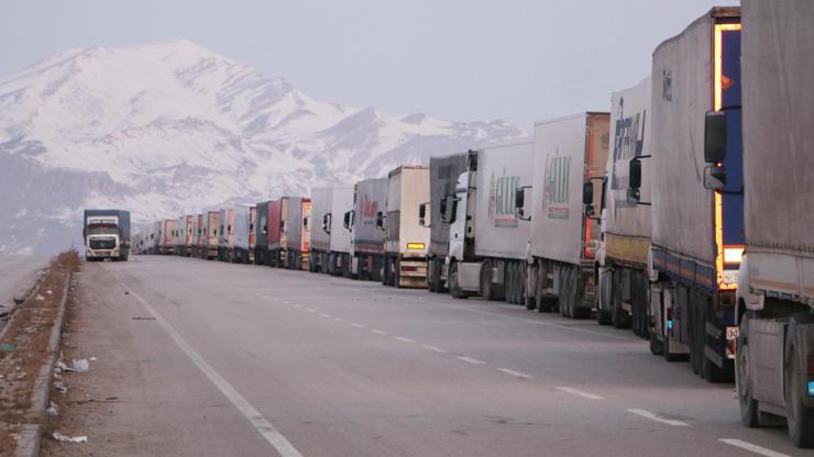 Gürbulakda TIR kuyruğu 5 kilometreye ulaştı