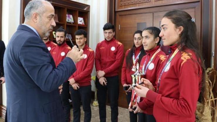 Başarılı atletleri kalemle ödüllendirdi