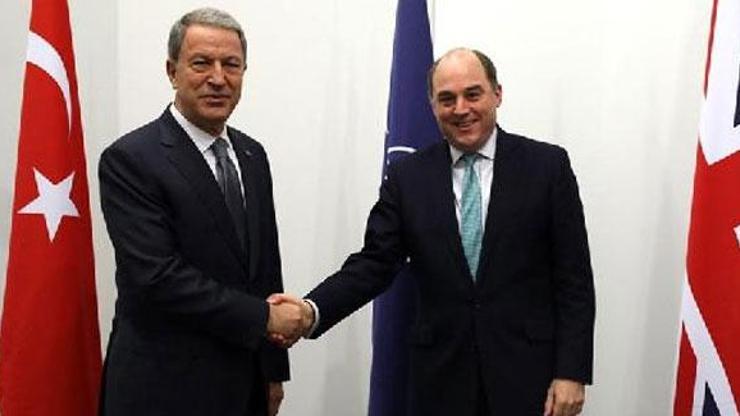 Bakan Akar, İngiliz mevkidaşı ile görüştü