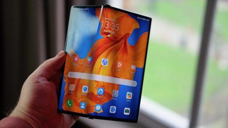 Huawei katlanabilir telefonunu yeniledi