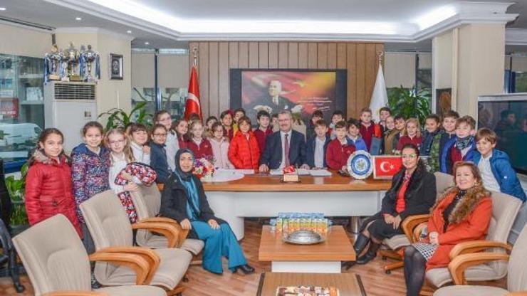 Karacabey Belediye Başkanı Özkan, öğrencilerle bir araya geldi
