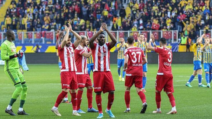 Sivasspor 3 puanı 3 golle aldı