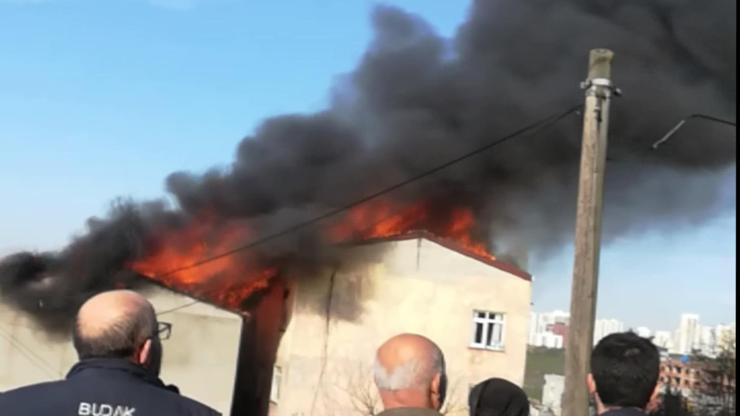 Avcılarda korkutan alevler; 2 binanın çatısı alev alev yandı