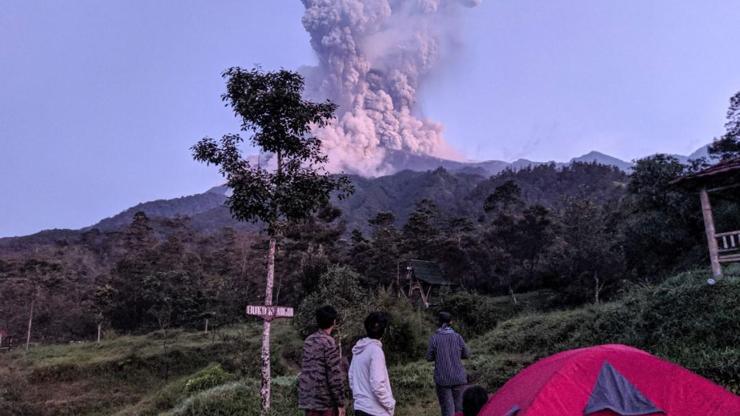 Endonezyada Merapi Yanardağında patlama