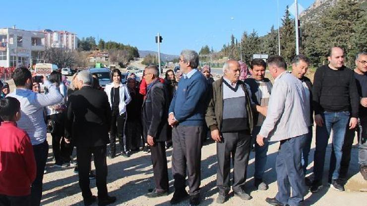 Mahalle sakinlerinden kavşak eylemi