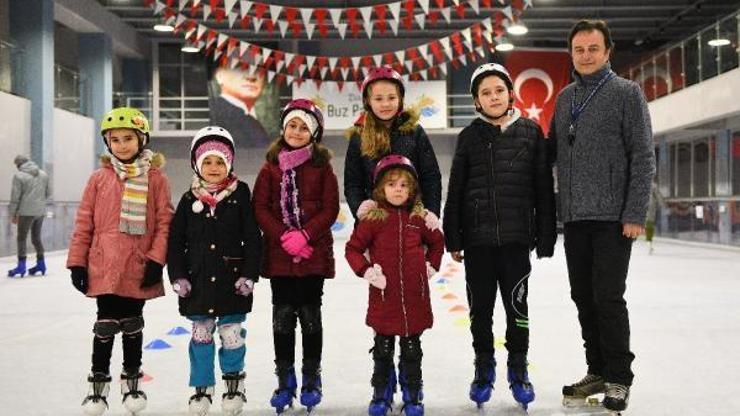 Çocuklar buzda kaymayı öğreniyor