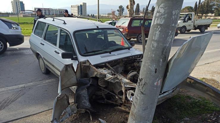 Elektrik direğine çarpan otomobilin sürücüsü yaralandı