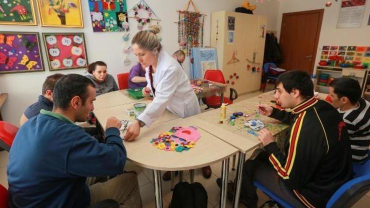 Engellilere Özgürleşen Eller Atölyesinde eğitim