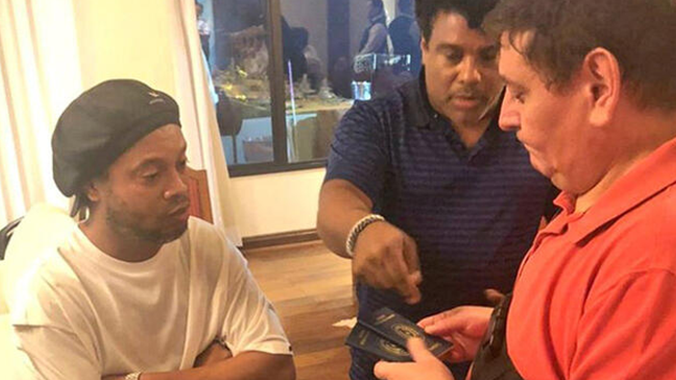 Ronaldinho gözaltına alındı