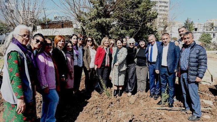 Öldürülen kadınlar fidanla yaşatıldı