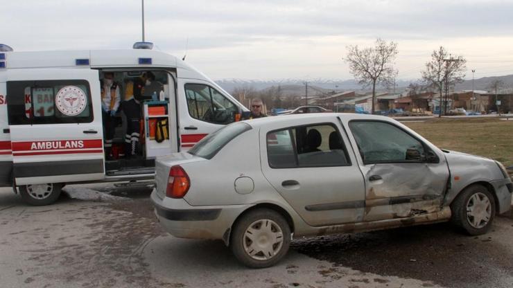 Otomobil ile minibüs çarpıştı