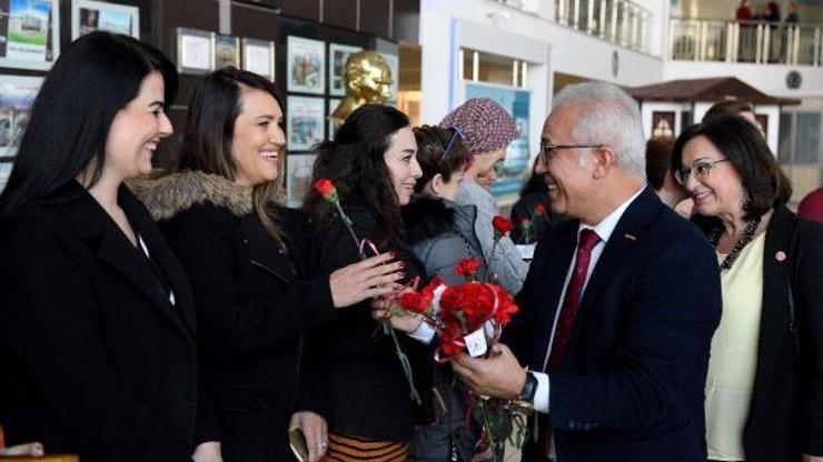 8 Martı kırmızı karanfillerle kutladılar