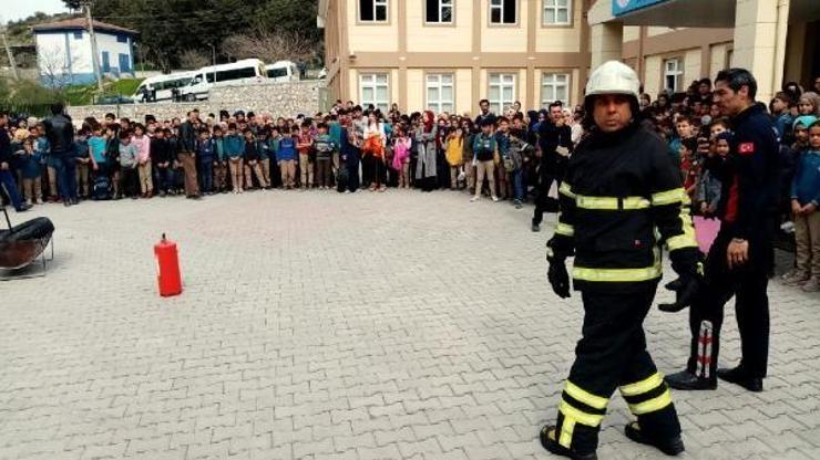 Öğrenciler sivil savunma eğitimi ile bilinçlendiriliyor