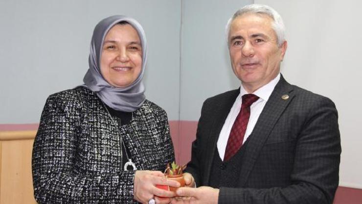 Başkandan çalışan kadınlara çiçek